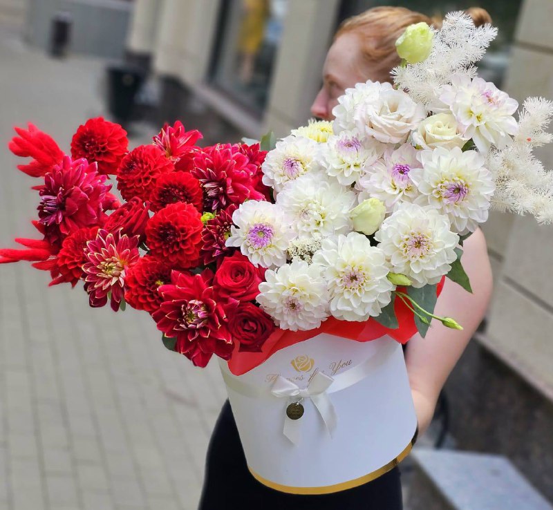 Коробочка в красно-белых оттенках из георгин