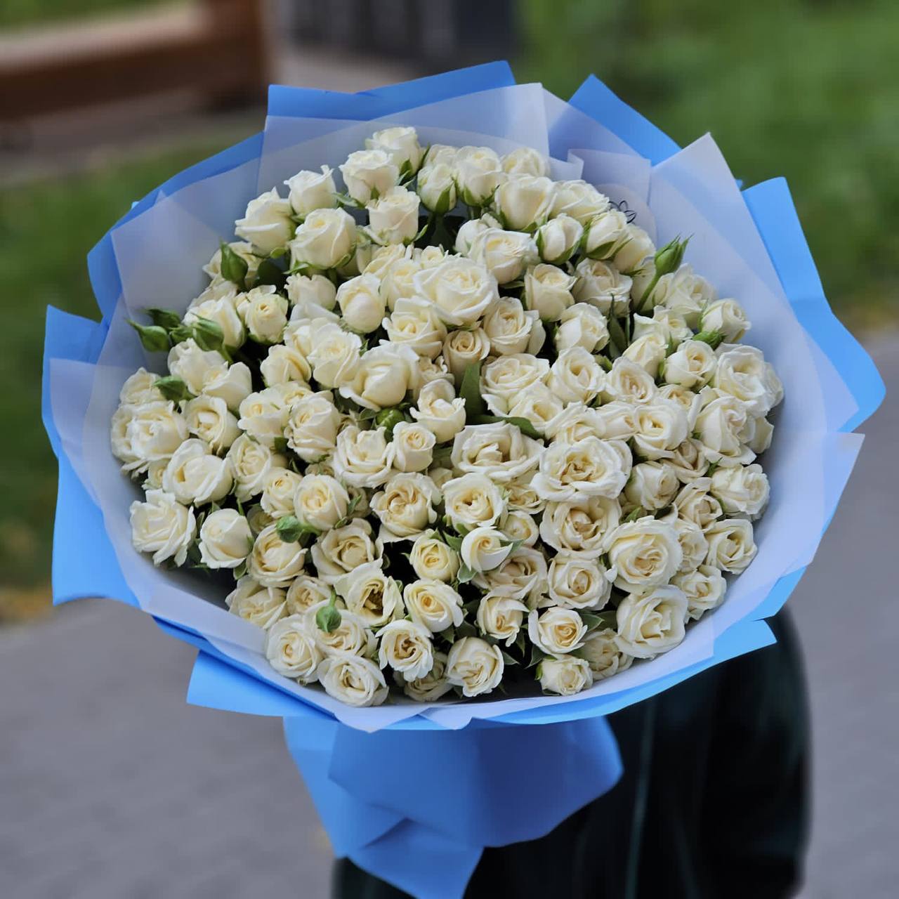 Букет кустовых белоснежных роз