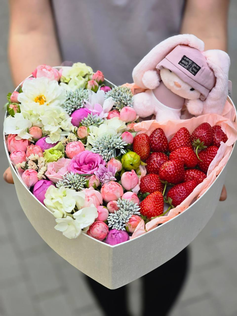 Сладкая коробочка "сборный микс + клубника + игрушка"