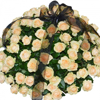 Корзина траурная из 100 кремовых роз